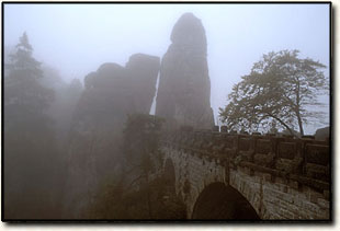 Basteibrücke im Nebel