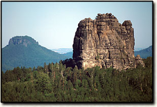 Der Falkenstein (links im Hintergrund der Lilienstein)