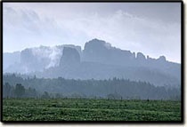 Falkenstein und Torsteine, aufsteigender Nebel nach dem Regen
